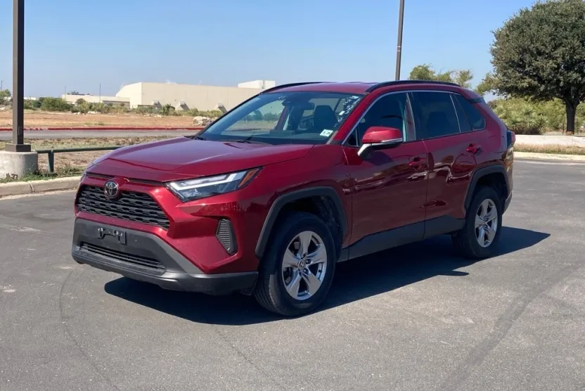 2023 Toyota RAV4 XLE photo 1