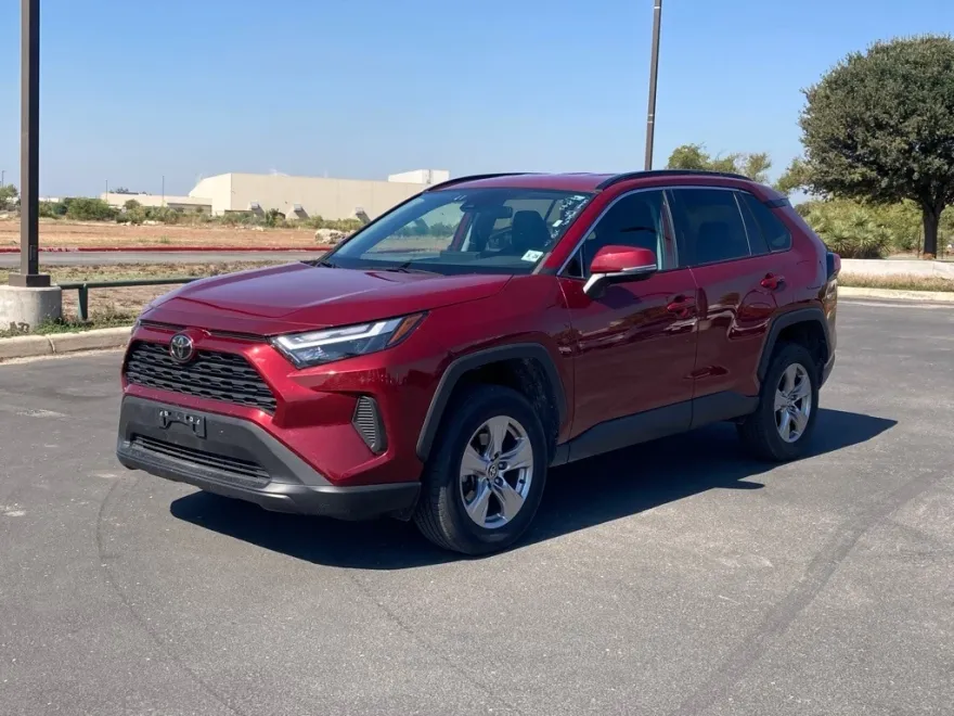 2023 Toyota RAV4 XLE photo 1