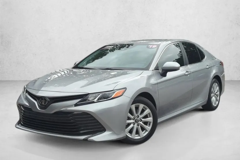 2019 Toyota Camry LE photo 1