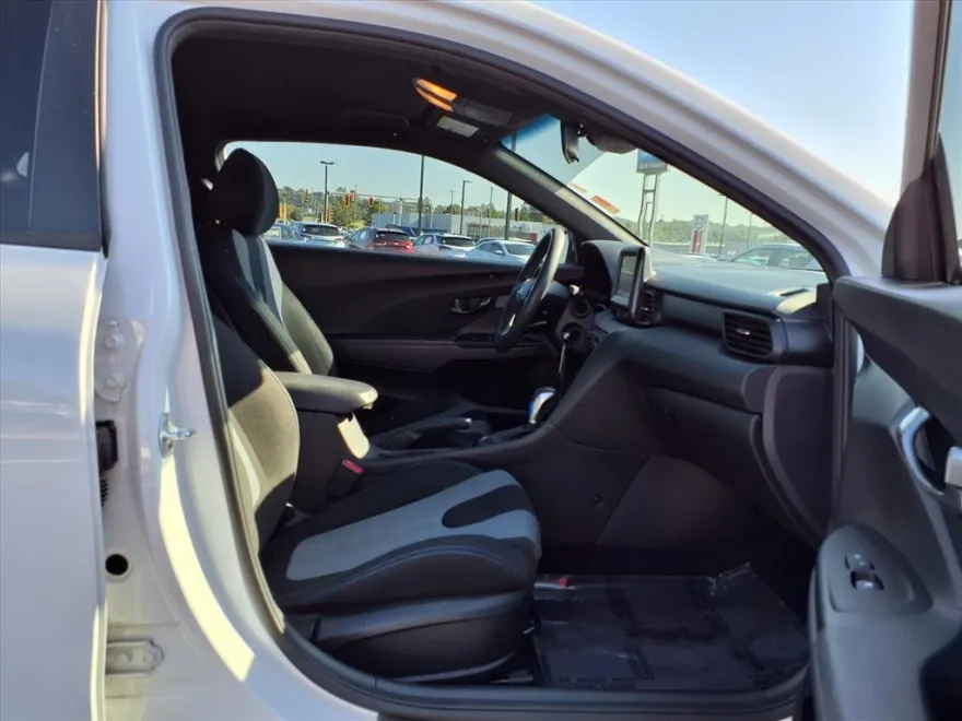 2020 Hyundai Veloster 2.0L Premium photo 1