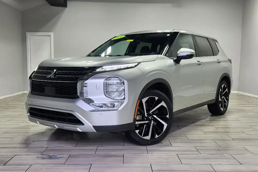 2024 Mitsubishi Outlander SE photo 1