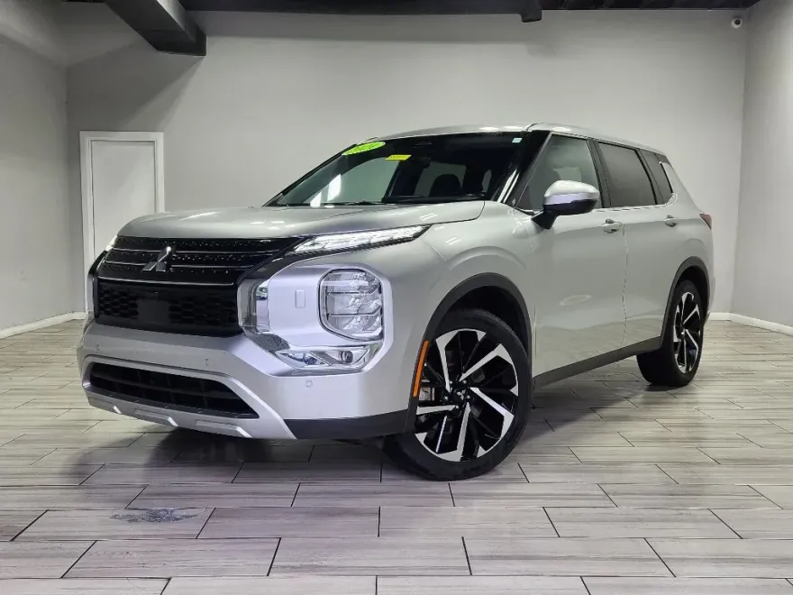 2024 Mitsubishi Outlander SE photo 1
