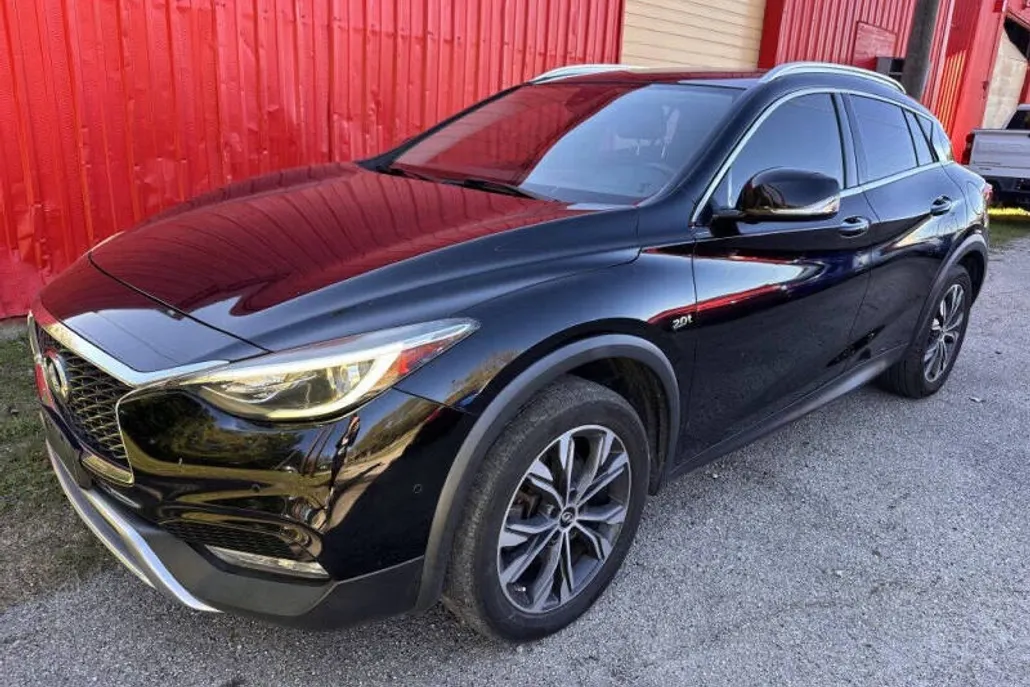 2018 Infiniti QX30 Premium photo 1