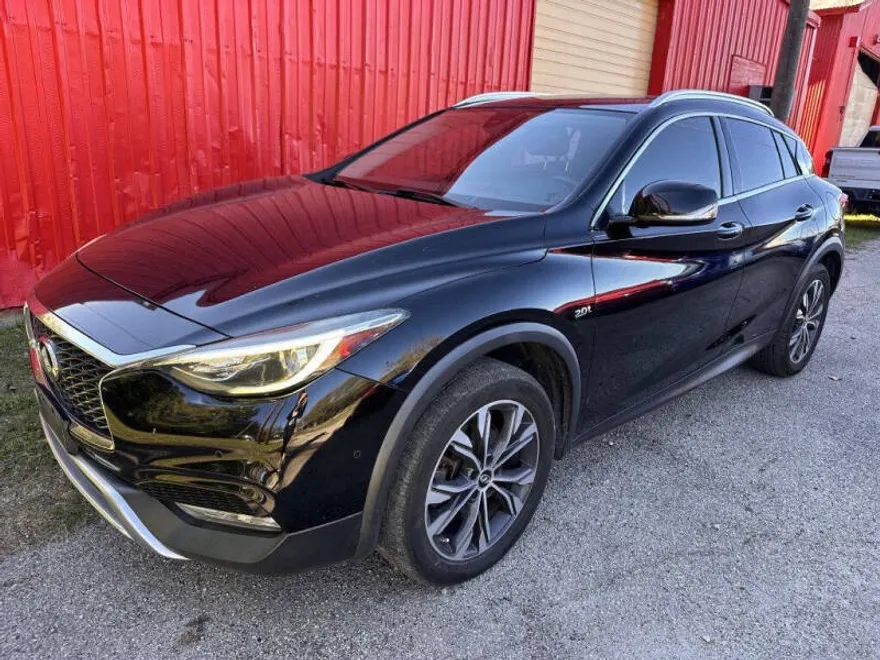 2018 Infiniti QX30 Premium photo 1