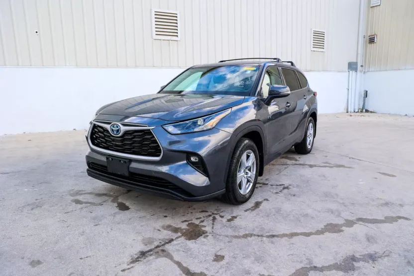2023 Toyota Highlander Hybrid LE photo 1