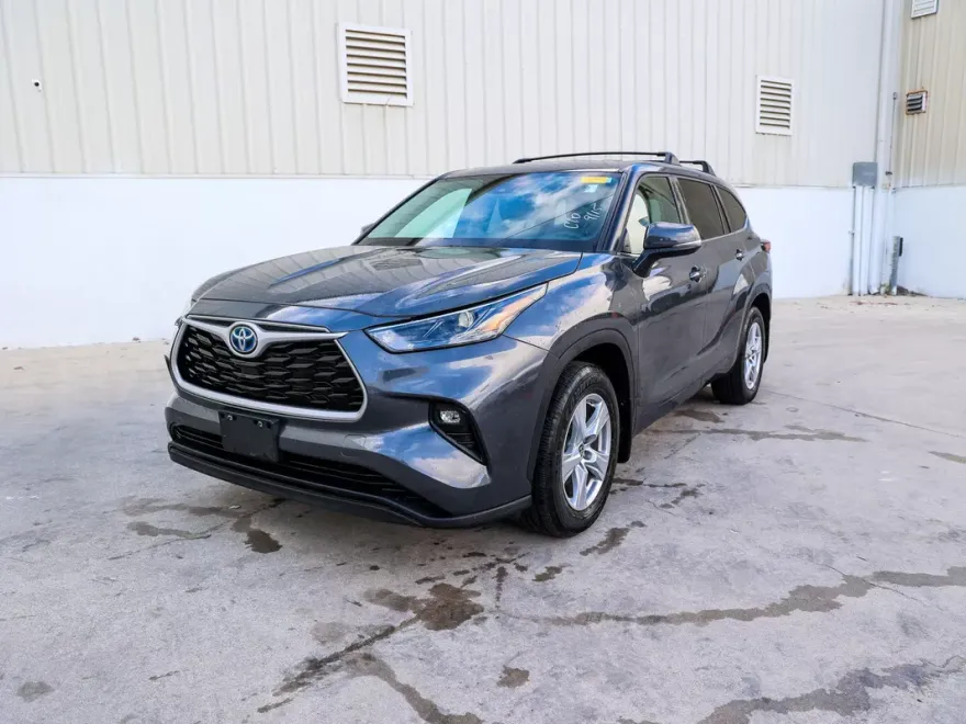2023 Toyota Highlander Hybrid LE photo 1