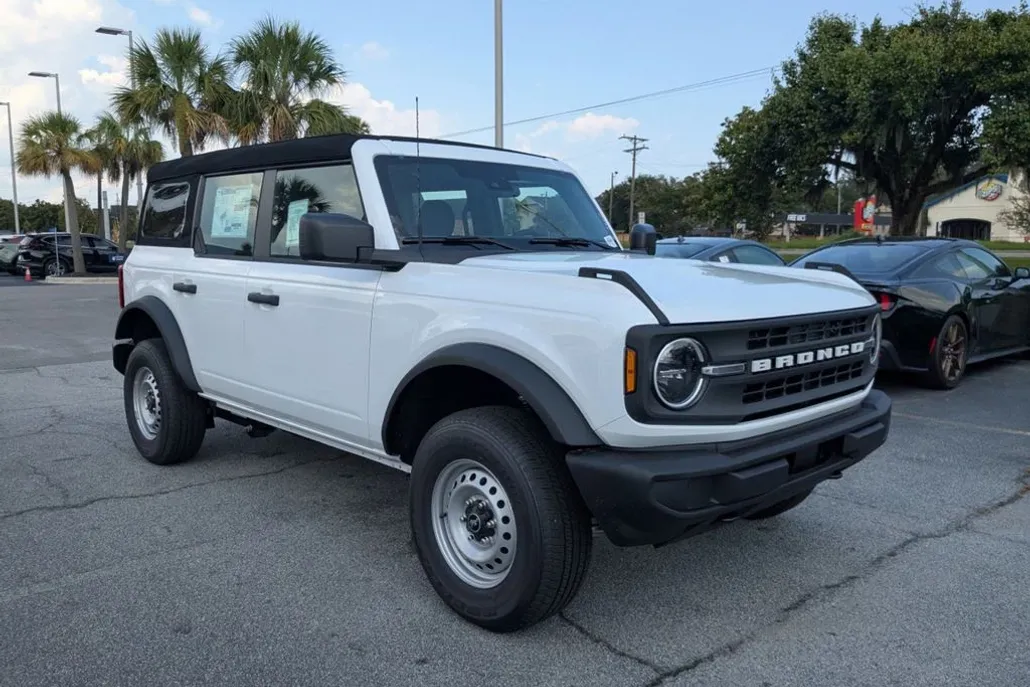 2025 Ford Bronco Base photo 1