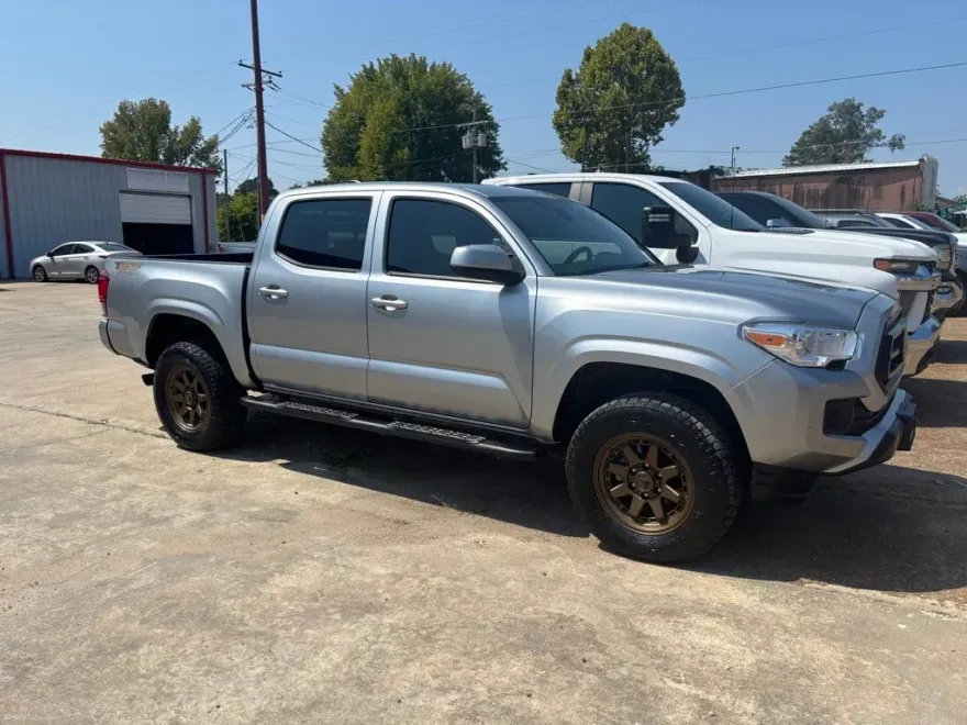 2023 Toyota Tacoma V6 4x4 photo 1