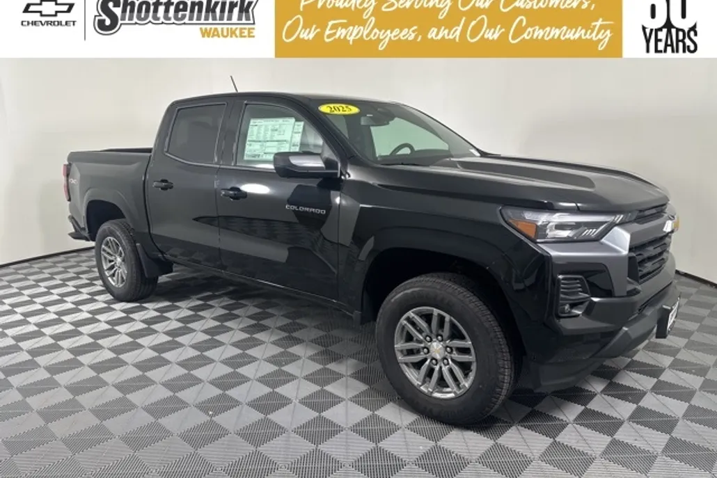 2025 Chevrolet Colorado Work Truck LT photo 1