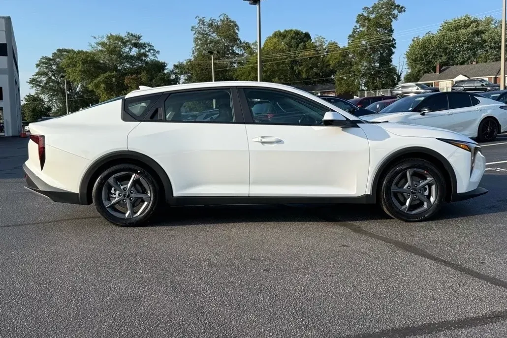 2025 Kia K4 LX photo 1