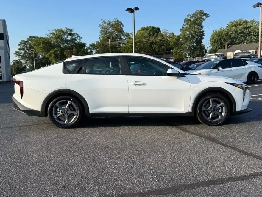 2025 Kia K4 LX photo 1