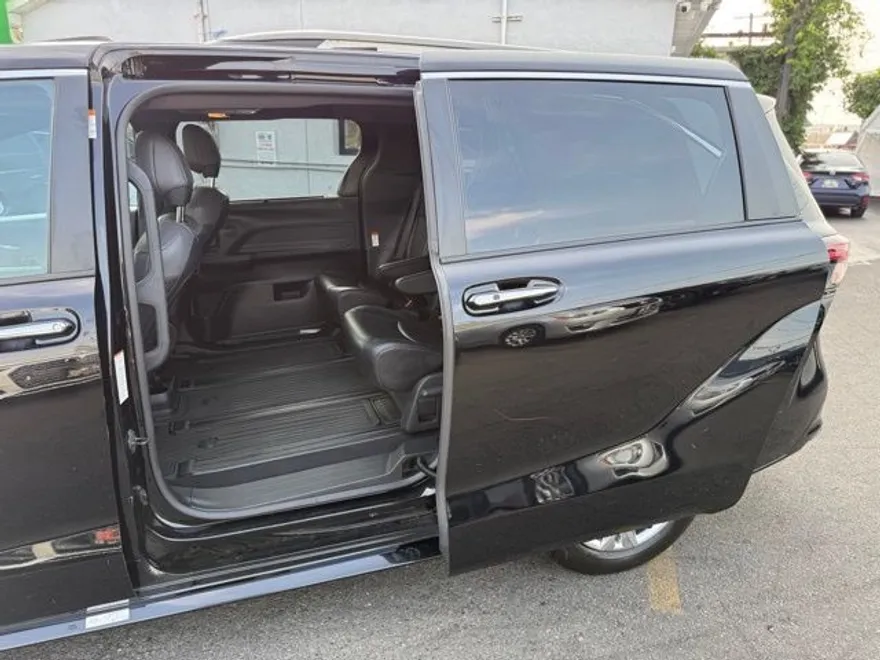 2022 Toyota Sienna XSE photo 17