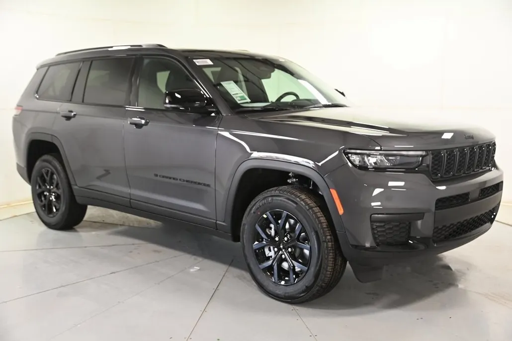 2025 Jeep Grand Cherokee Laredo Altitude photo 1