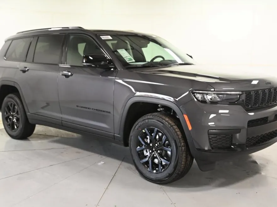 2025 Jeep Grand Cherokee Laredo Altitude photo 1