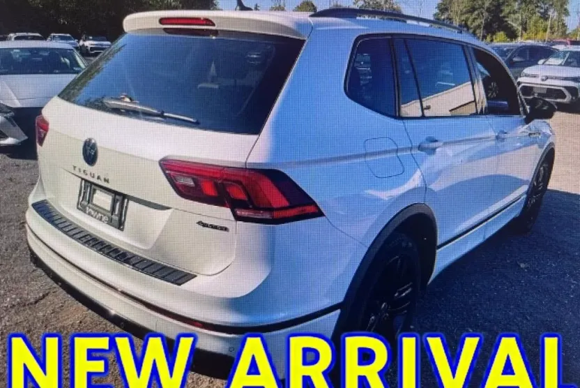 2022 Volkswagen Tiguan SE R-Line Black photo 1