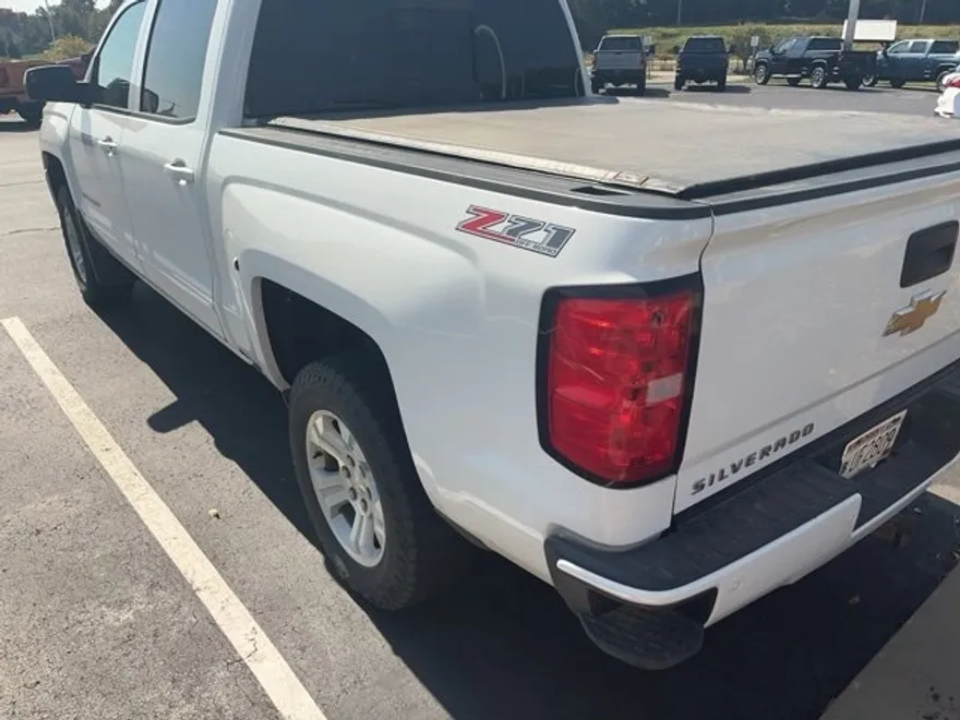 2017 Chevrolet Silverado 1500 LT photo 1