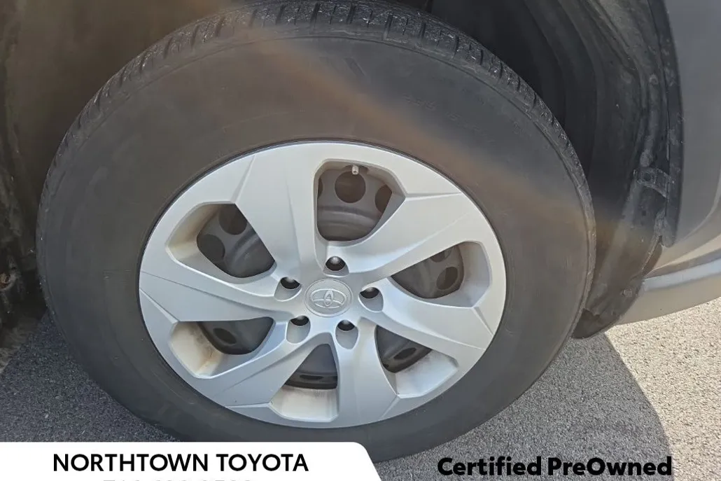 2020 Toyota RAV4 LE photo 1