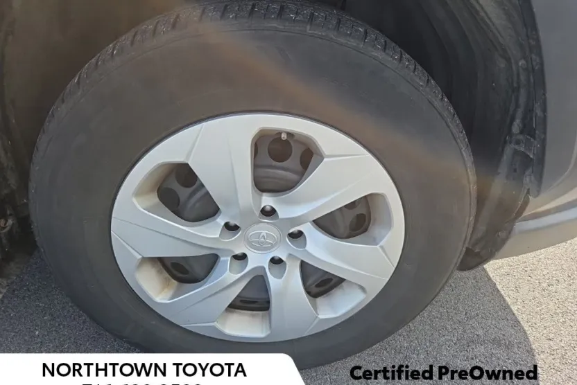 2020 Toyota RAV4 LE photo 1