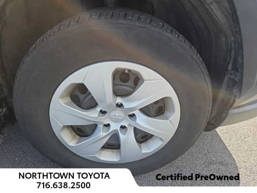 2020 Toyota RAV4 LE photo 1