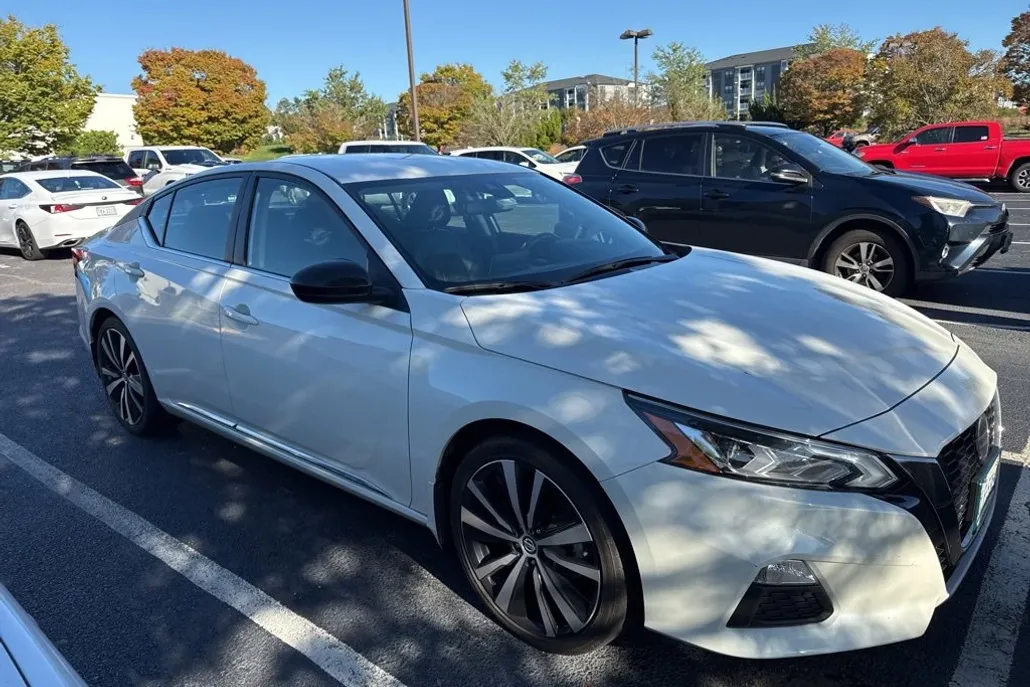 2022 Nissan Altima 2.5 SR photo 1