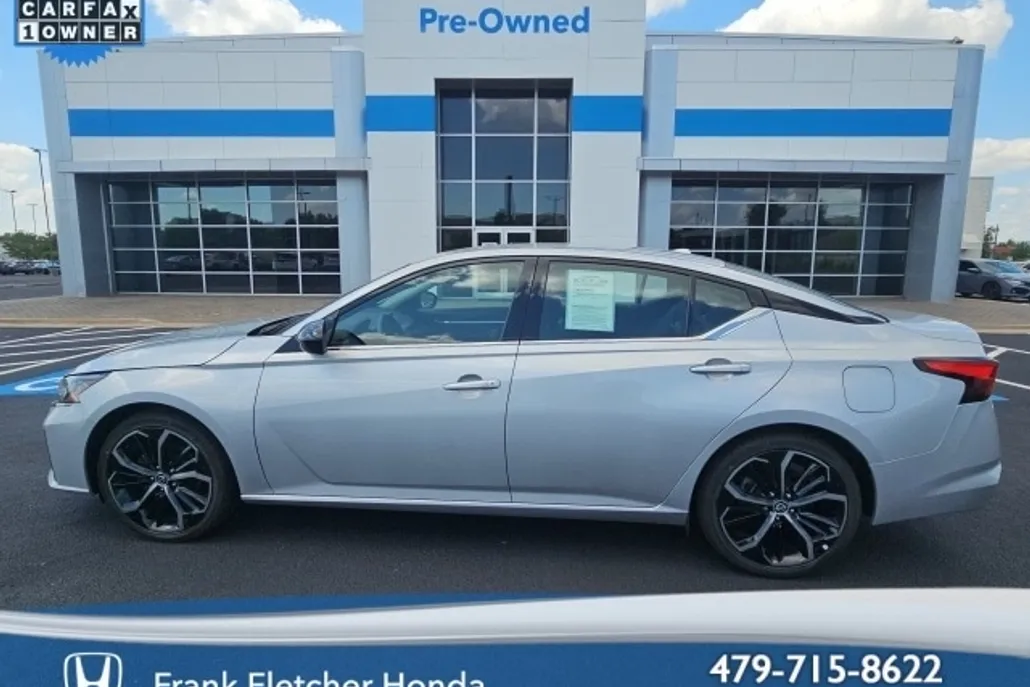2023 Nissan Altima 2.5 SR photo 1