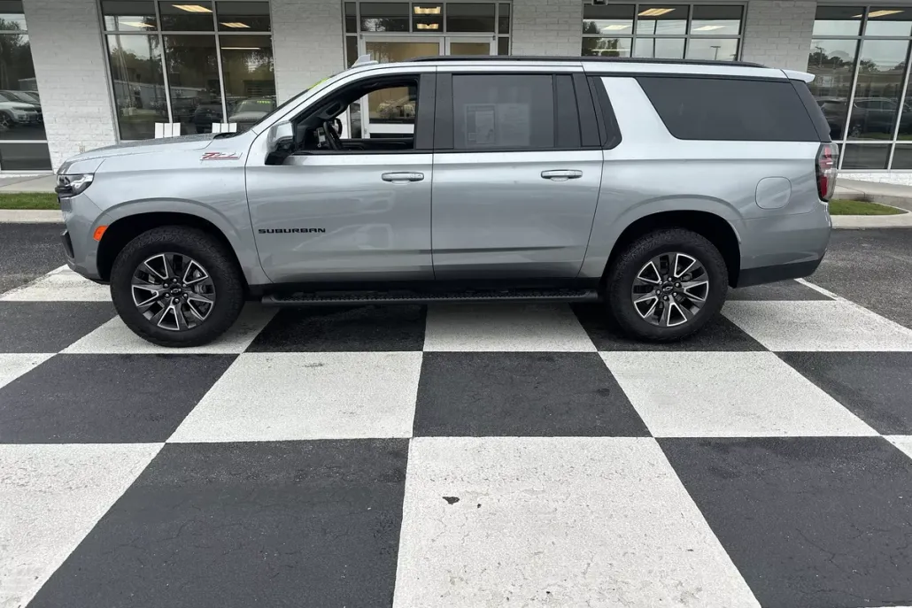 2024 Chevrolet Suburban photo 1