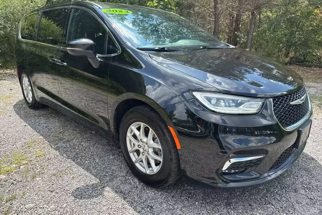 2023 Chrysler Pacifica Touring photo 1