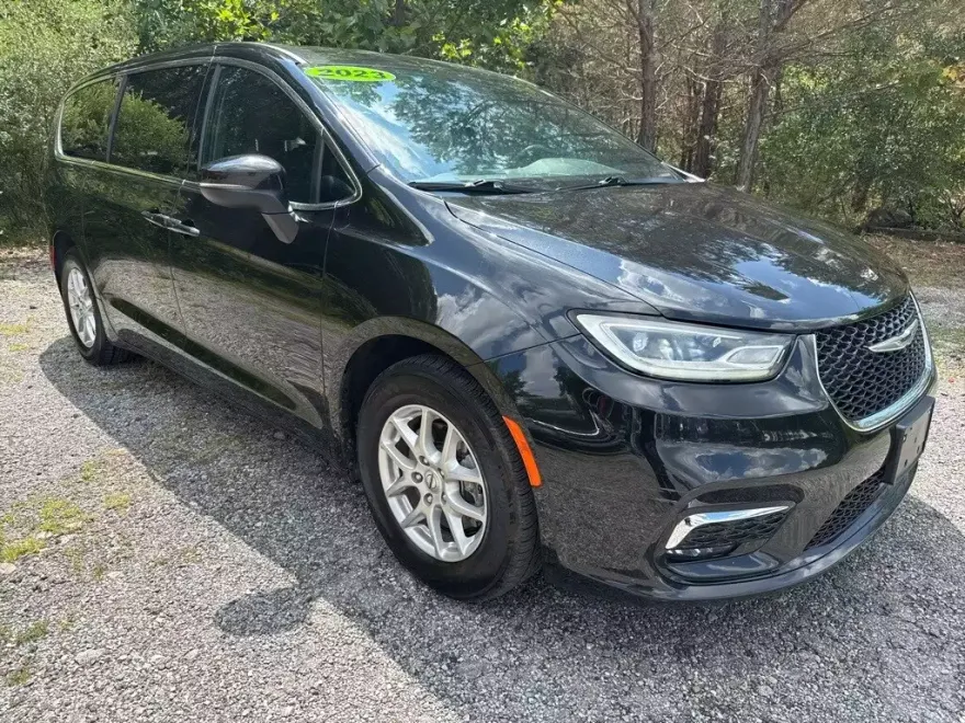 2023 Chrysler Pacifica Touring photo 1
