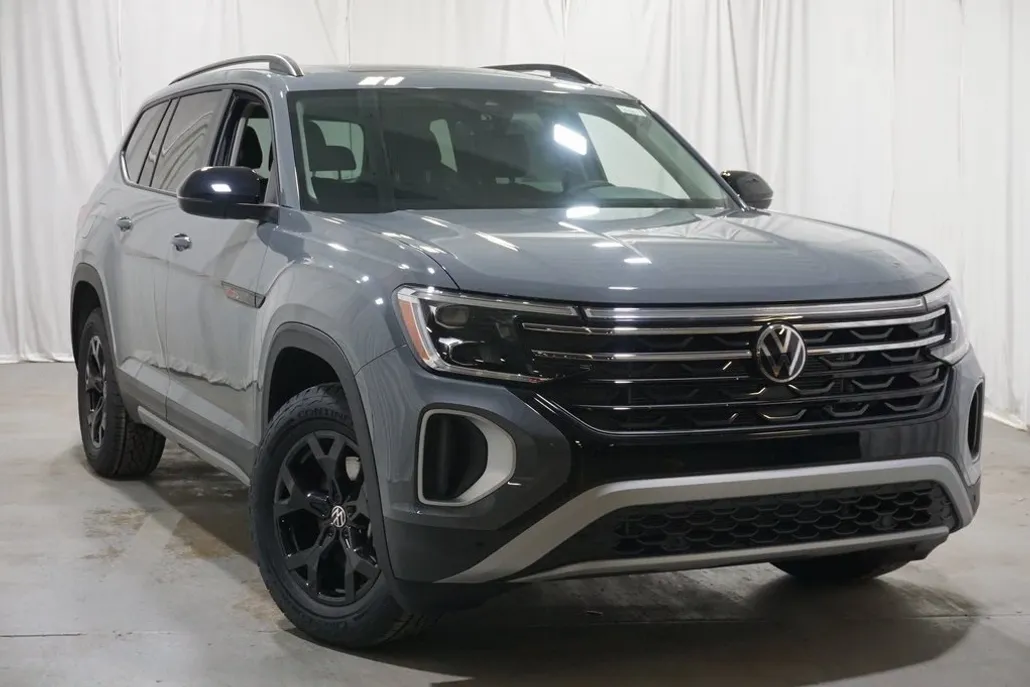 2025 Volkswagen Atlas Peak Edition SE photo 1