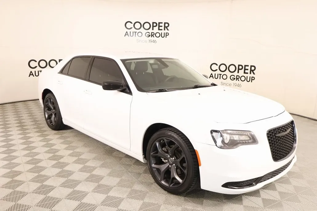 2023 Chrysler 300 Touring photo 1