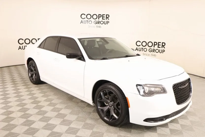 2023 Chrysler 300 Touring photo 1
