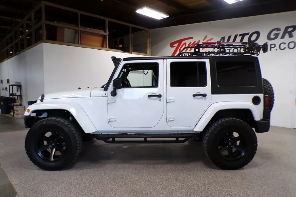 2017 Jeep Wrangler Unlimited Sahara photo 1