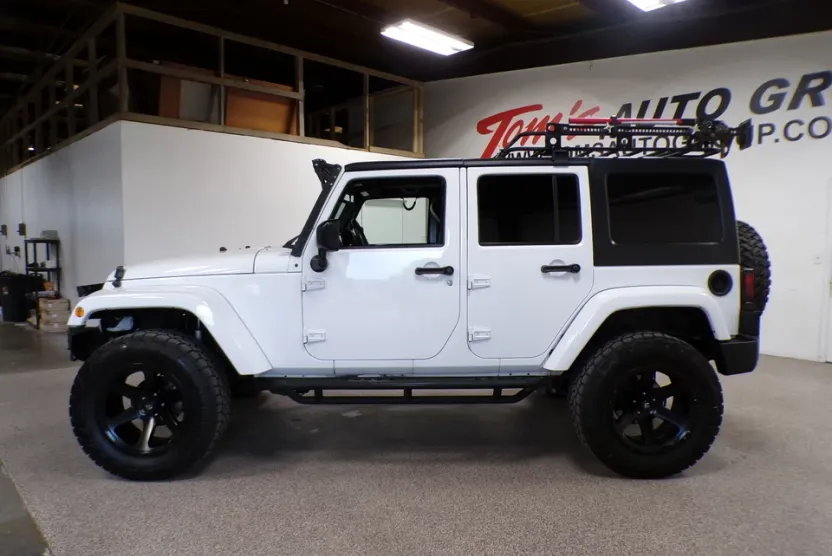 2017 Jeep Wrangler Unlimited Sahara photo 1
