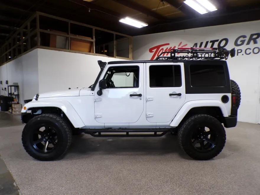 2017 Jeep Wrangler Unlimited Sahara photo 1