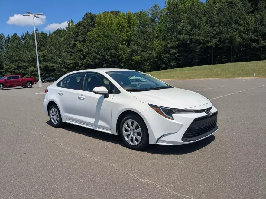 2024 Toyota Corolla LE photo 1