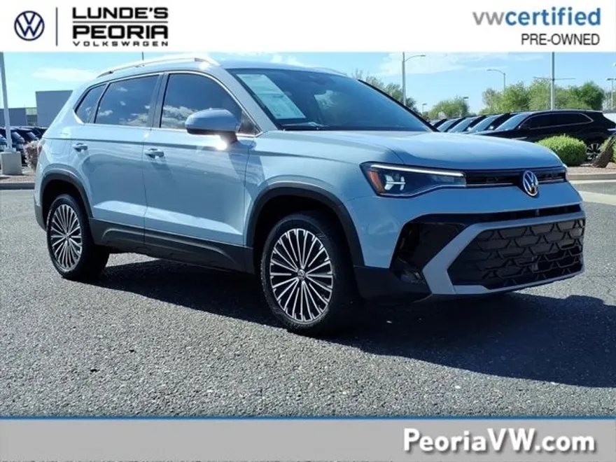 2025 Volkswagen Taos SE photo 1