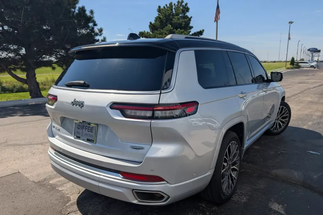 2022 Jeep Grand Cherokee L Summit photo 1