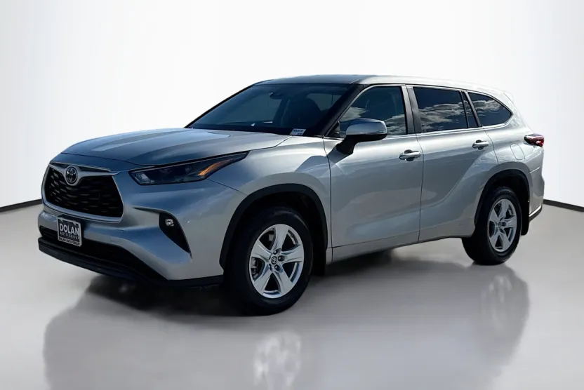 2024 Toyota Highlander LE photo 1