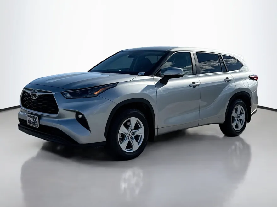 2024 Toyota Highlander LE photo 1