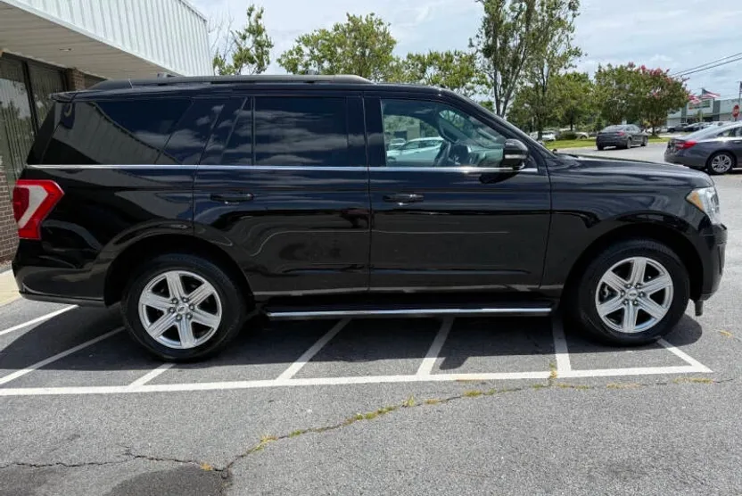 2020 Ford Expedition XLT photo 1