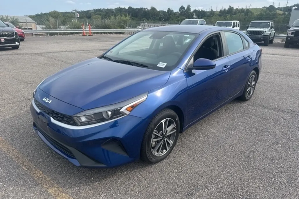2022 Kia Forte LXS photo 1