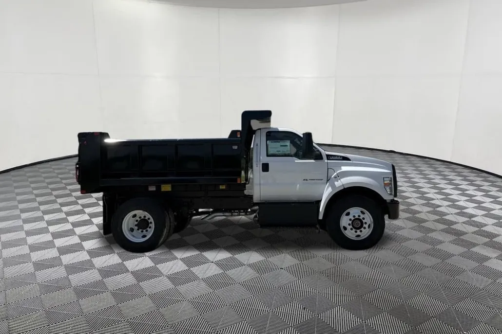 2026 Ford F-650 Base photo 1