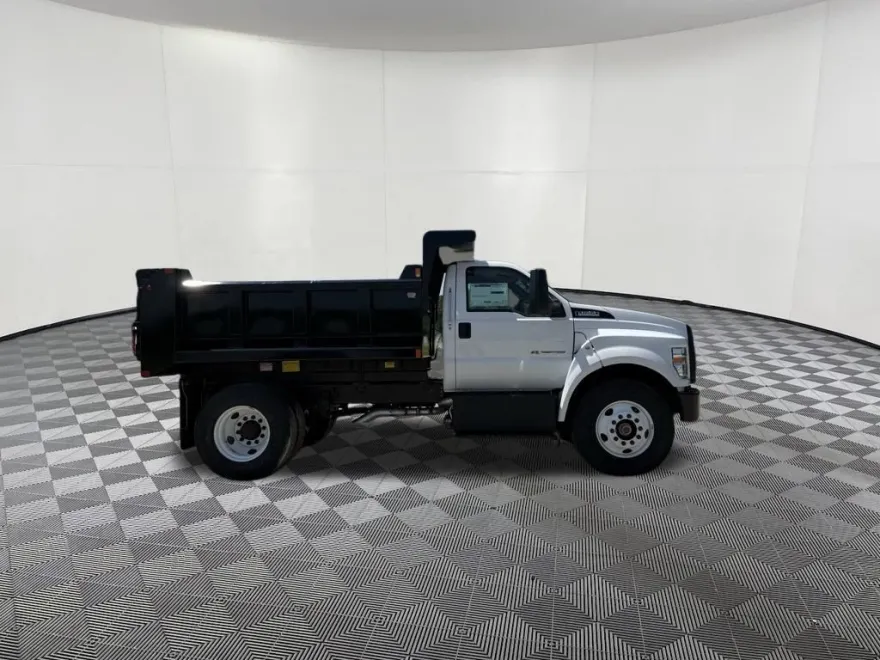2026 Ford F-650 Base photo 1