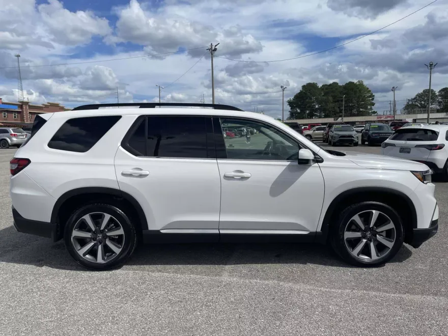 2024 Honda Pilot Touring photo 1