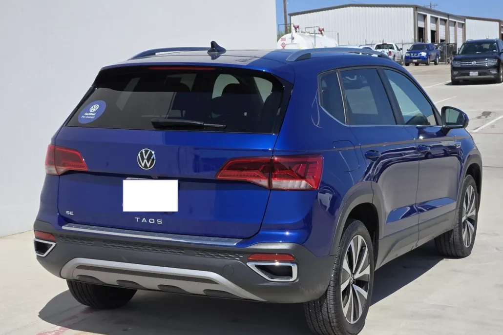2024 Volkswagen Taos SE photo 1