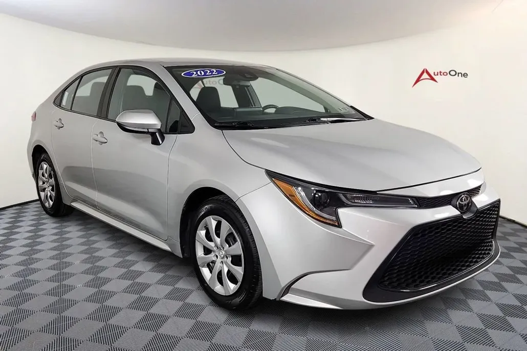 2022 Toyota Corolla LE photo 1