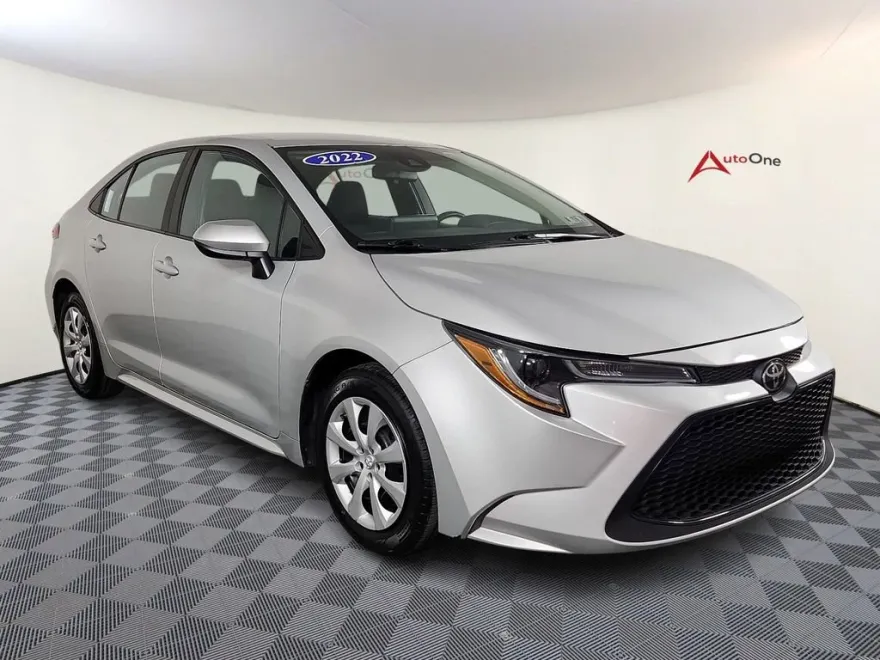 2022 Toyota Corolla LE photo 1