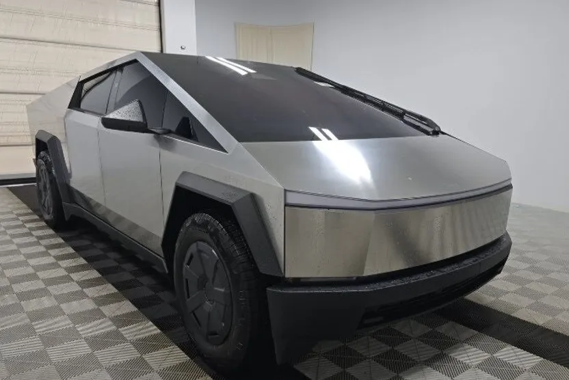 2024 Tesla Cybertruck photo 1