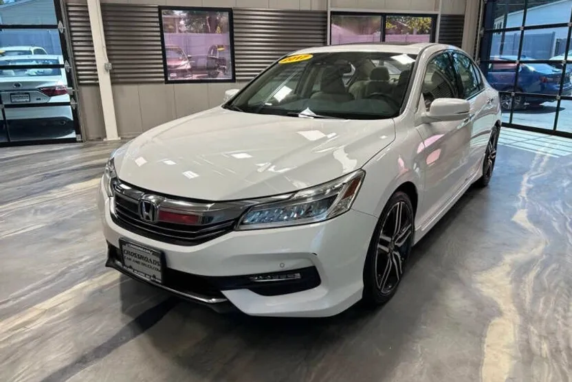 2017 Honda Accord Touring photo 1