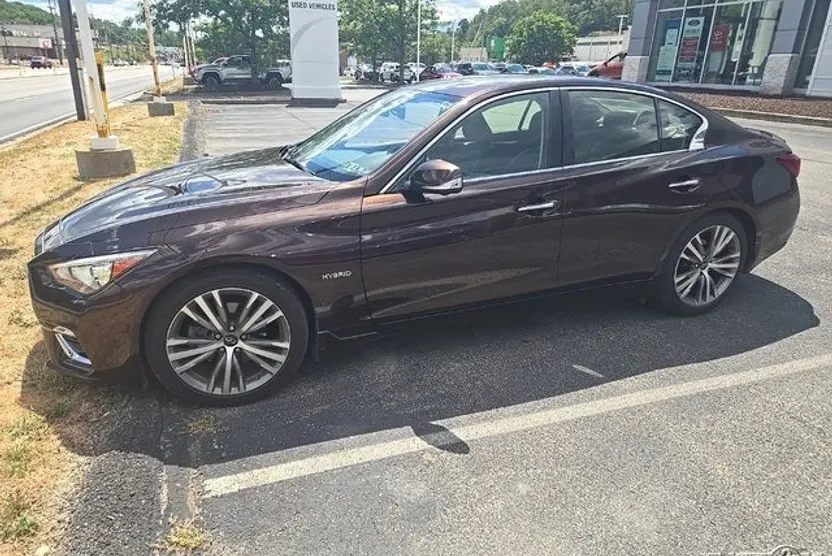 2018 Infiniti Q50 LUXE photo 1